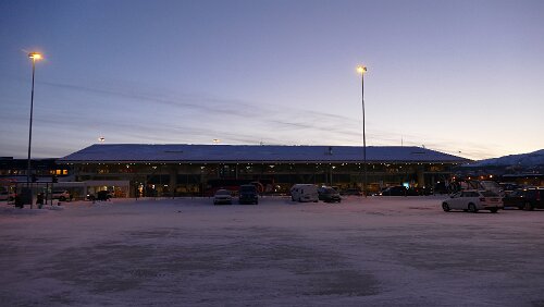 Tromsø – Longyearbyen Am Tromsø lufthavn Langnes