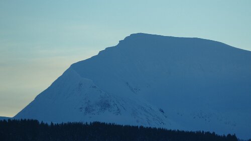 Tromsø – Longyearbyen Am Tromsø lufthavn Langnes