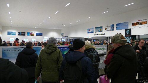 Tromsø – Longyearbyen Am Gepäckband in Longyearbyen