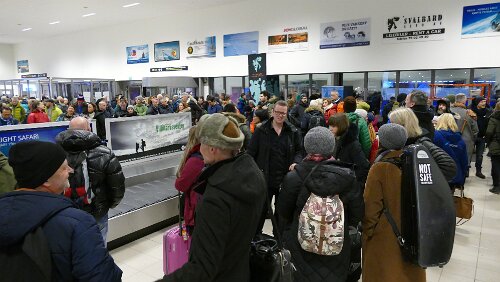 Tromsø – Longyearbyen Der Typ in der Mitte mit Brille saß im Flieger hinter mir, dass er Musiker ist ergab sich dadurch, dass er ein Instrument aus dem Gepäckfach holte und ich noch...