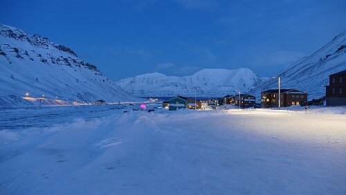 Longyearbyen Am Ende von Nybyen mit Blick in Richtung Adventfjord der hier endet und in das Adventdalen mündet.