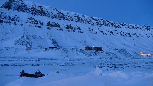 Longyearbyen To the west, just on the other side of the river, is a place called Sverdrupbyen, named after Einar Sverdrup (1895/1942), the managing director of the mining...