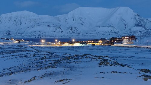 Longyearbyen Am Weg 106, zwischen Nybyen und Huset mit Blick auf den Hauptort