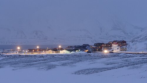 Longyearbyen Am Ende von Nybyen mit Blick in Richtung Adventfjord der hier endet und in das Adventdalen mündet.