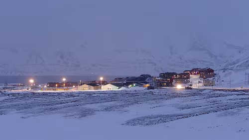 Longyearbyen Am Ende von Nybyen mit Blick in Richtung Adventfjord der hier endet und in das Adventdalen mündet.