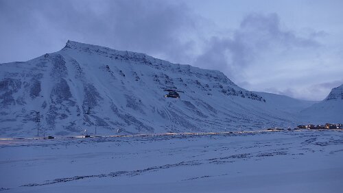 Longyearbyen In der Mitte die alte Grube 2b