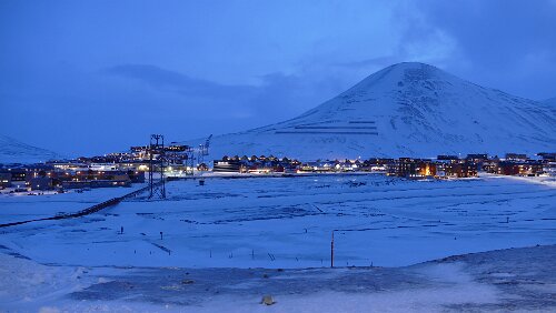 Longyearbyen Der eigentliche Ort. Hinten am Berg kann man Lawinenverbauungen sehen, dort ging Ende 2017 eine Lawine runter und zwei Menschen kamen ums Leben.