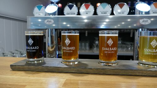 Longyearbyen Hmmmmm, lecker. Ölprobe, äh, Bier-Verkostung in der nördlichsten Brauerei der Welt, der Svalbard Bryggeri. In der Gebühr von ca. 40,- € sind fünf Ölproben...