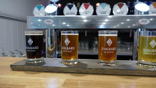 Longyearbyen Hmmmmm, lecker. Ölprobe, äh, Bier-Verkostung in der nördlichsten Brauerei der Welt, der Svalbard Bryggeri. In der Gebühr von ca. 40,- € sind fünf Ölproben...