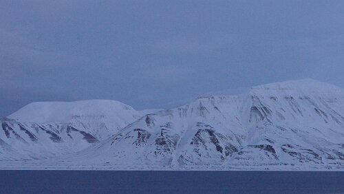 Longyearbyen – Tromsø Blick vom Flughafen in Richtung Norden, gegenüber des Adventfjorden