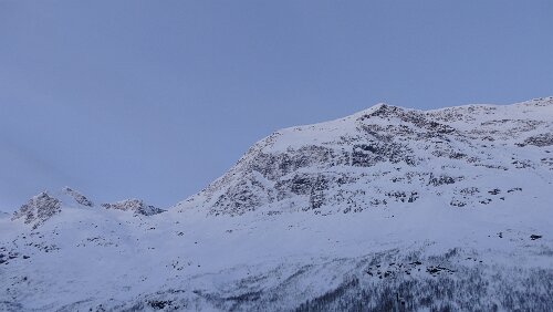 Tromsø – Svolvær Auf der [E6] zwischen Fagernes und Laksvatn, die Berge ragen hier deutlich über die 1.000 Meter Marke. Z. B. Smalaktinden (1.244m)