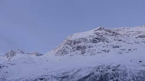 Tromsø – Svolvær Auf der [E6] zwischen Fagernes und Laksvatn, die Berge ragen hier deutlich über die 1.000 Meter Marke. Z. B. Smalaktinden (1.244m)