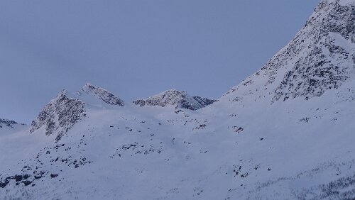 Tromsø – Svolvær Auf der [E6] zwischen Fagernes und Laksvatn, die Berge ragen hier deutlich über die 1.000 Meter Marke. Z. B. Smalaktinden (1.244m)