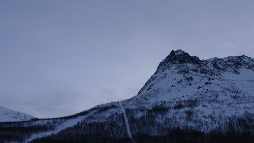Tromsø – Svolvær Auf der [E6] zwischen Fagernes und Laksvatn, die Berge ragen hier deutlich über die 1.000 Meter Marke. Z. B. Smalaktinden (1.244m)