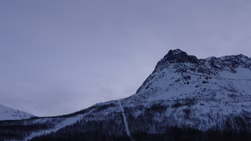 Tromsø – Svolvær Auf der [E6] zwischen Fagernes und Laksvatn, die Berge ragen hier deutlich über die 1.000 Meter Marke. Z. B. Smalaktinden (1.244m)