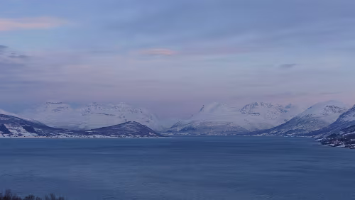 Tromsø – Svolvær Balsfjord (nordsamisch Báhccavuotna ) ist ein Fjord in den Gemeinden Tromsø und Balsfjord in Troms in Norwegen. Der Fjord erstreckt sich 49 km nach Süden von...