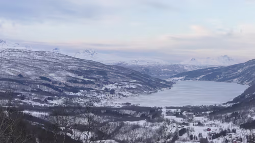 Tromsø – Svolvær Links das Dorf am Fjordufer ist Gratangsbotn der am Gratangen (Gratangsfjorden) liegt.