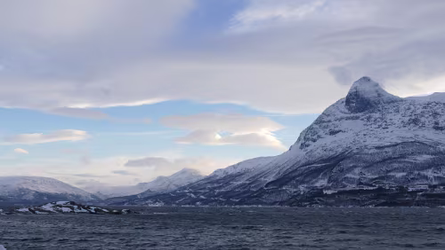 Tromsø – Svolvær Der Rombaksfjord oder auch Rombaken ist der innerste Seitenarm des Ofotfjords in Norwegen.