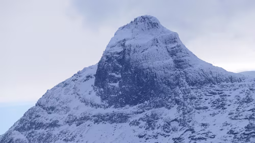 Tromsø – Svolvær Hohe Berge am Rombaksfjord