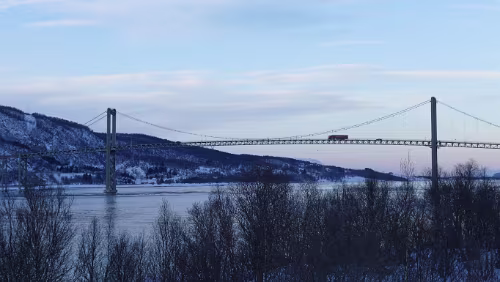Tromsø – Svolvær Tjeldsundbrua er ei veibru som knytter Hinnøya til fastlandet. Den strekker seg over Steinslandsstraumen fra Leikvikhamn på Hinnøysiden til Steinsland på...