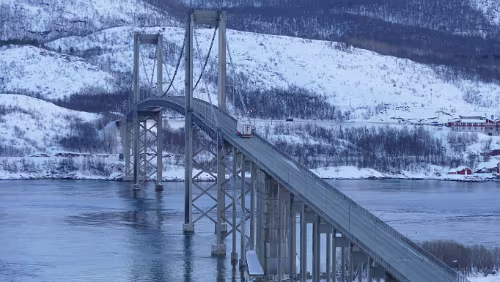 Tromsø – Svolvær Tjeldsundbrua er ei veibru som knytter Hinnøya til fastlandet. Den strekker seg over Steinslandsstraumen fra Leikvikhamn på Hinnøysiden til Steinsland på...