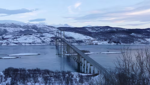 Tromsø – Svolvær Tjeldsundbrua er ei veibru som knytter Hinnøya til fastlandet. Den strekker seg over Steinslandsstraumen fra Leikvikhamn på Hinnøysiden til Steinsland på...