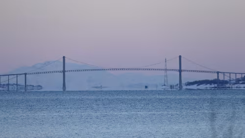 Tromsø – Svolvær Tjeldsundbrua er ei veibru som knytter Hinnøya til fastlandet. Den strekker seg over Steinslandsstraumen fra Leikvikhamn på Hinnøysiden til Steinsland på...