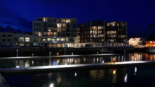 Tromsø – Svolvær Im Hafengebiet von Svolvær