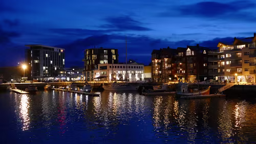 Tromsø – Svolvær Im Hafengebiet von Svolvær