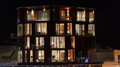 Tromsø – Svolvær Im Hafengebiet von Svolvær