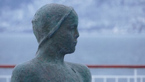 Nesna – Trondheim Eine Figur am Swimmingpool am Deck der MS Finnmarken