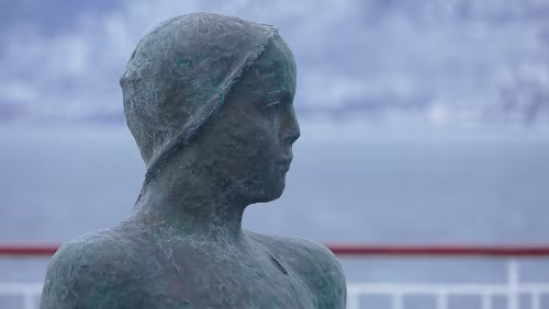 Nesna – Trondheim Eine Figur am Swimmingpool am Deck der MS Finnmarken