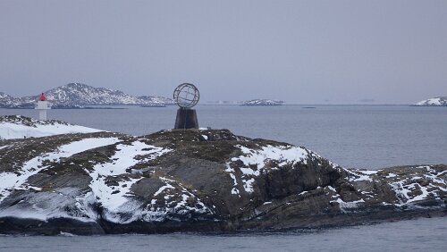 Nesna – Trondheim Der Polarkreis wird durch einen Globus auf der Insel Vikingen symbolisiert, obwohl diese Insel knapp unterhalb des Polarkreises liegt. Der eigentliche...