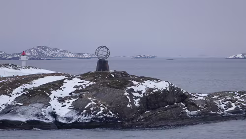 Nesna – Trondheim Der Polarkreis wird durch einen Globus auf der Insel Vikingen symbolisiert, obwohl diese Insel knapp unterhalb des Polarkreises liegt. Der eigentliche...