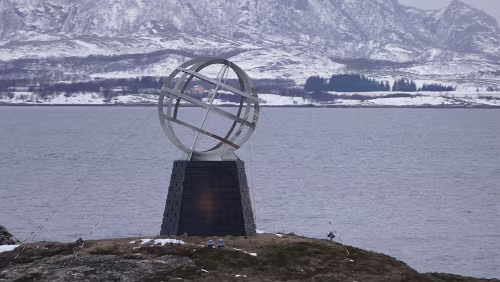 Nesna – Trondheim Der Polarkreis wird durch einen Globus auf der Insel Vikingen symbolisiert, obwohl diese Insel knapp unterhalb des Polarkreises liegt. Der eigentliche...