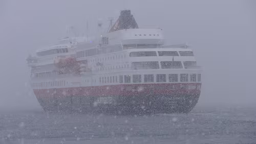Nesna – Trondheim Der Aufenthalt des Hurtigruten-Schiffs in Nesna ist nur sehr kurz, sofort verschwindet es im Schnee-Gestöber