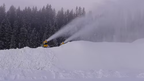 Trondheim – Kristiansund Vermutlich der gesamte Berg Schnee wurde von den Kanonen da hingepustet