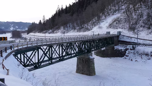 Trondheim – Kristiansund Die Gaula ist ein Fluss in Trøndelag, Norwegen. Auf der anderen Flußseite verläuft die Strecke der Dovrebanen, die in Oslo startet und in Trondheim endet.
