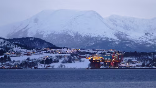 Trondheim – Kristiansund Bremsnesfjorden er en fjord i Averøy og Kristiansund kommuner på Nordmøre. Fjorden strekker seg 11 kilometer fra Norskehavet i sydlig retning mellom Averøya på...