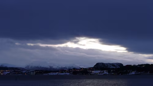 Trondheim – Kristiansund Bremsnesfjorden er en fjord i Averøy og Kristiansund kommuner på Nordmøre. Fjorden strekker seg 11 kilometer fra Norskehavet i sydlig retning mellom Averøya på...