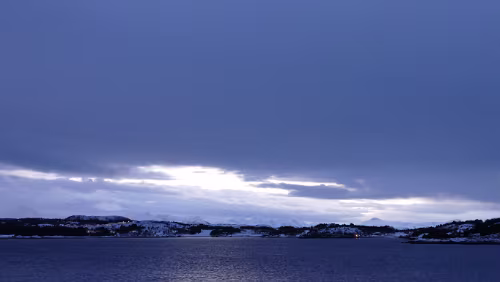 Trondheim – Kristiansund Bremsnesfjorden er en fjord i Averøy og Kristiansund kommuner på Nordmøre. Fjorden strekker seg 11 kilometer fra Norskehavet i sydlig retning mellom Averøya på...
