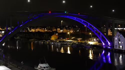 Bergen – Haugesund Brücke die nach Risøy führt. Risøy ligger vest i Haugesund kommune ved Smedasundet. Øya ligger i gangavstand fra Haugesund sentrum og er forbundet med...