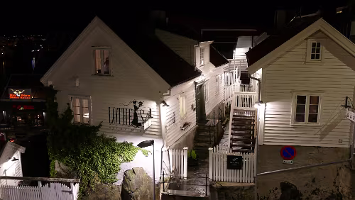 Bergen – Haugesund In der Smedasundet (so heißt die Straße hier) hat es eine Kneipe und ein Restaurant am anderen