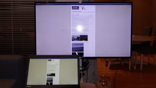 Bergen – Haugesund Das im Hintergrund ist ein 49&Prime; UHD 4K Smart TV MU6100 Series 6 . Im Vordergrund ist der Notebook-Bildschirm. Bereits auf dem Notebook ist die Darstellung...