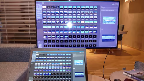 Bergen – Haugesund Das im Hintergrund ist ein 49&Prime; UHD 4K Smart TV MU6100 Series 6 . Im Vordergrund ist der Notebook-Bildschirm.