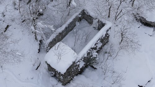 Rjukan Die Reste eines kleinen Wasserkraftwerkes