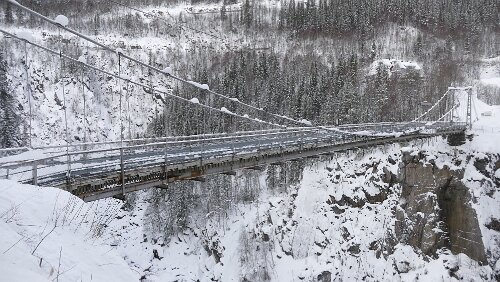 Rjukan Vemorkbrua. An der rechten Brückenseite steht ein norwegischer Soldat, bewaffnet bis an die Zähne.