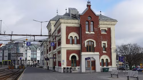Haukeli – Kristiansand – Hjørring Das Bahnhofsgebäude