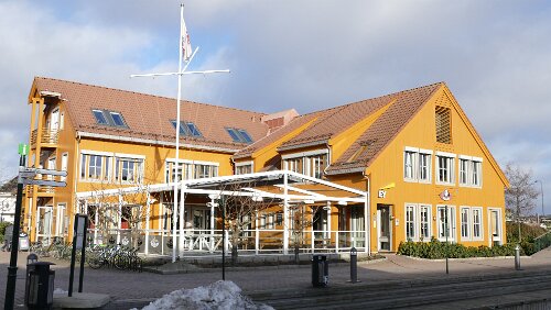 Haukeli – Kristiansand – Hjørring Fiskebrygga er et byområde i Kristiansand som ligger mellom Kvadraturen og Lagmannsholmen. Fiskemarkedet på Fiskebrygga er en av byens turistattraksjoner,...