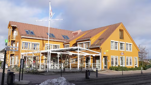 Haukeli – Kristiansand – Hjørring Fiskebrygga er et byområde i Kristiansand som ligger mellom Kvadraturen og Lagmannsholmen. Fiskemarkedet på Fiskebrygga er en av byens turistattraksjoner,...